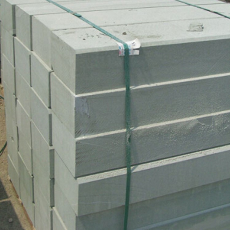 绿砂岩剁斧面路沿石 珍珠花排水路侧石 鲁灰火烧面侧石