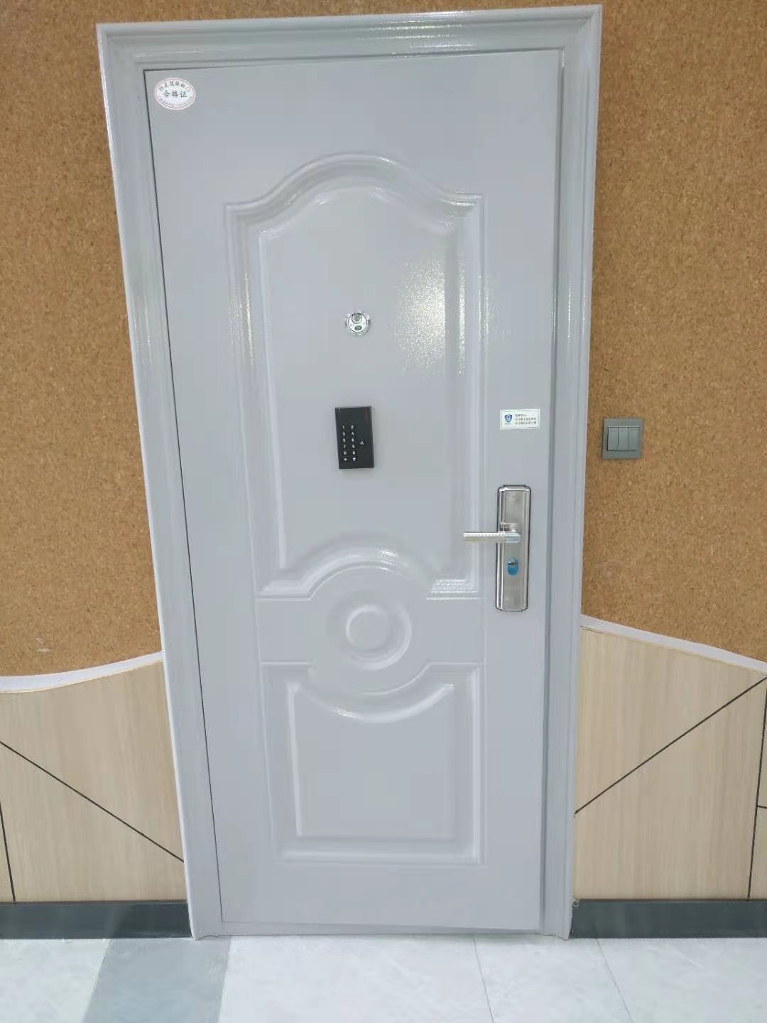 Anti tailgating linkage door