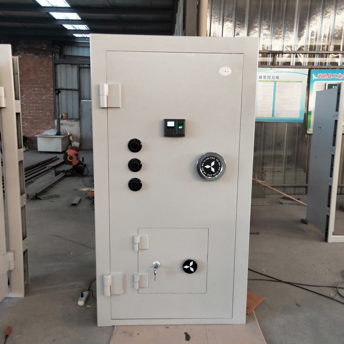 Three lock linkage vault door specification: 2000 * 1000 * 180