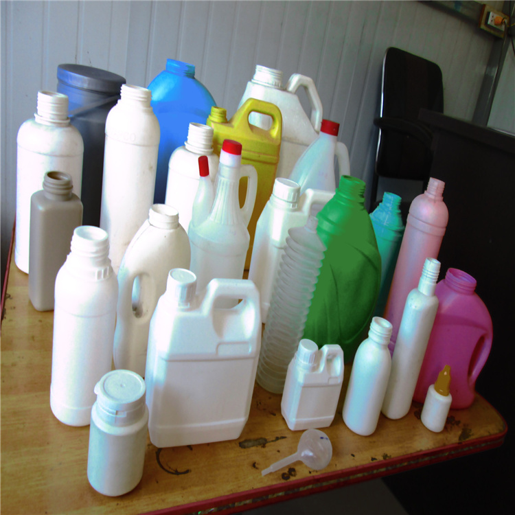 Plastic molding blow molding machine can produce various plastic bottles