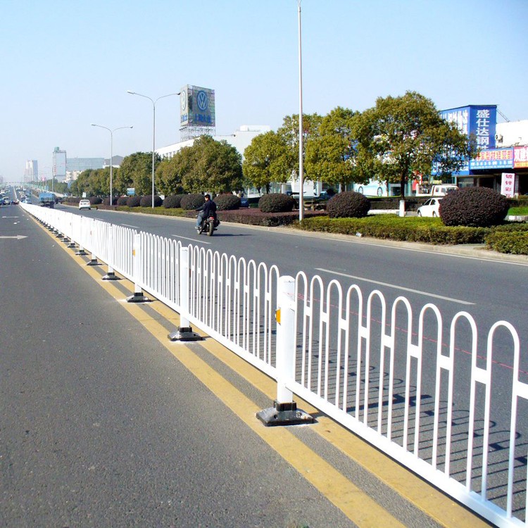 优兴厂家生产定制新京式，U型白杆绿框公路隔离网，锌钢护栏网