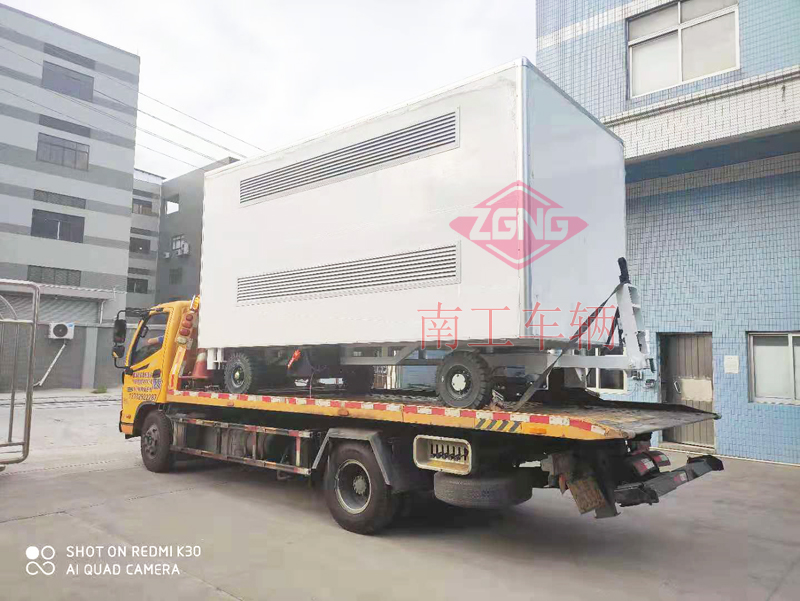 5吨厢式平板拖车带垂直升降尾板工具拖车