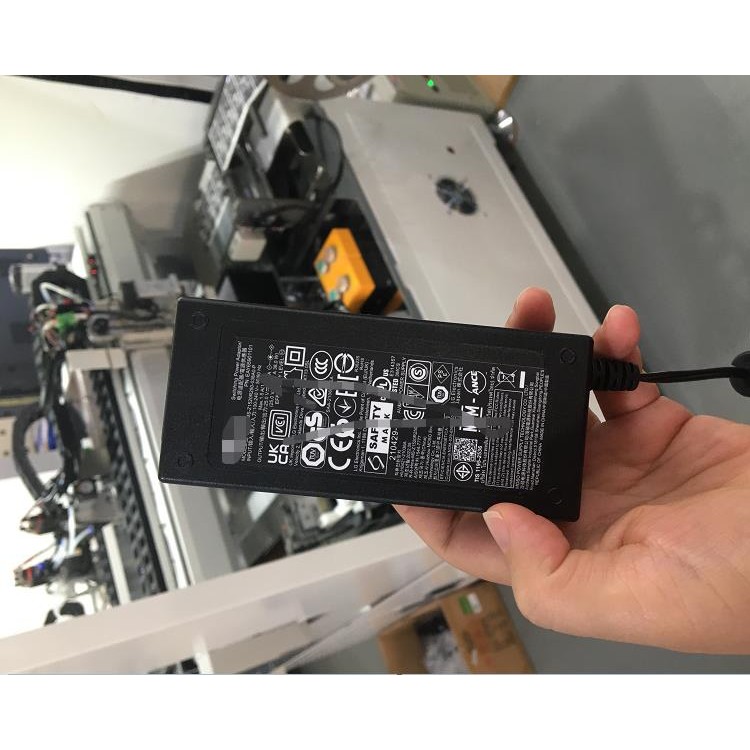 电源壳自动贴铭牌标签机 自动贴条形码标签设备 贴条型码设备