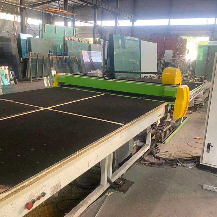 Assembly line glass cutting machine