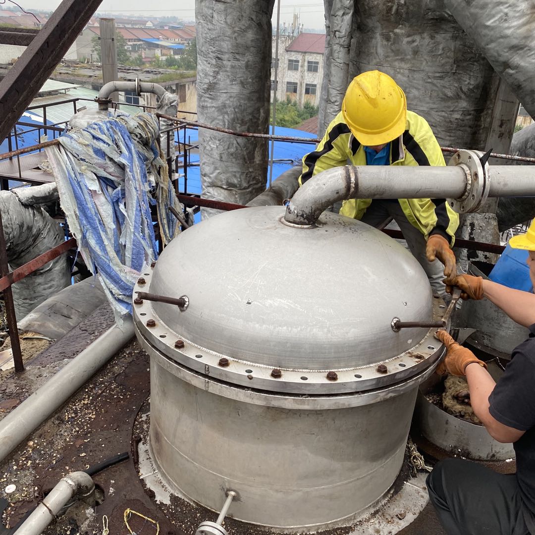 Choose GreenChem for high-pressure water cleaning of heat exchangers—precision work guaranteed.