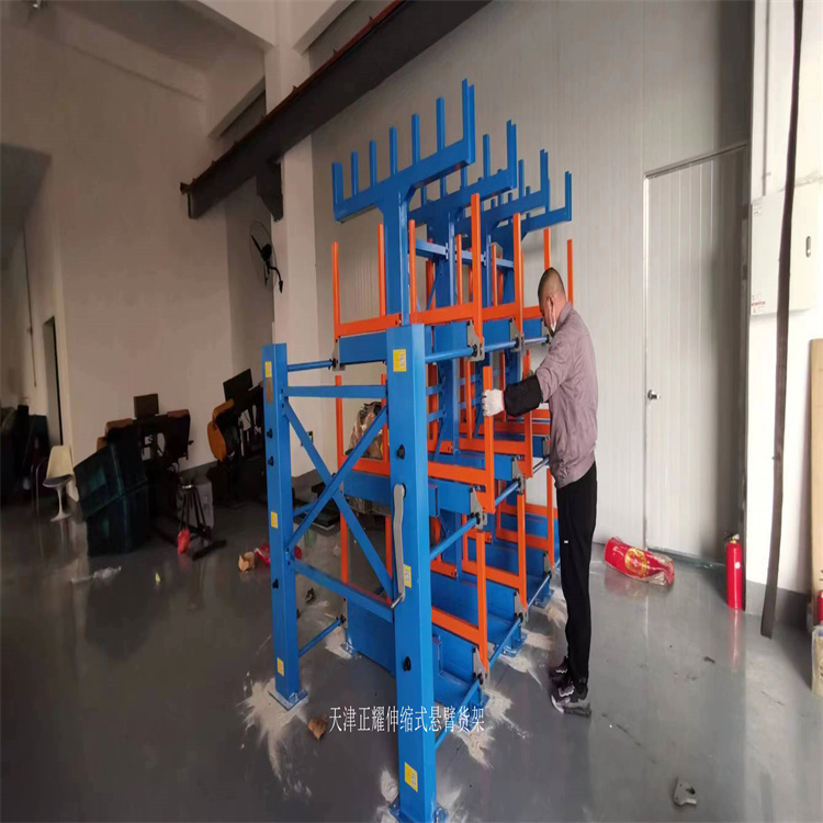 放管料的架子使用图 伸缩式悬臂货架操作过程 6米管材架