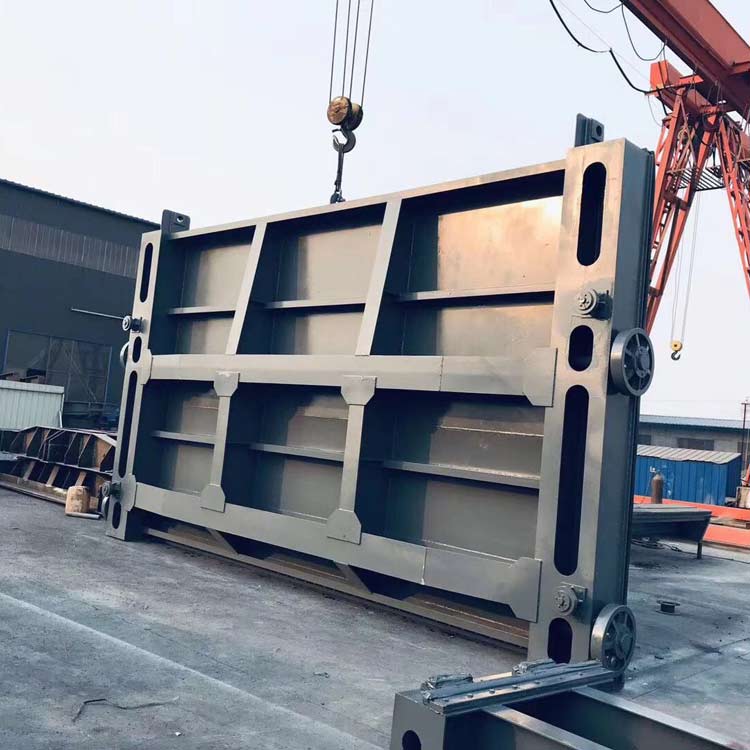 Steel sliding gate with movable pulley