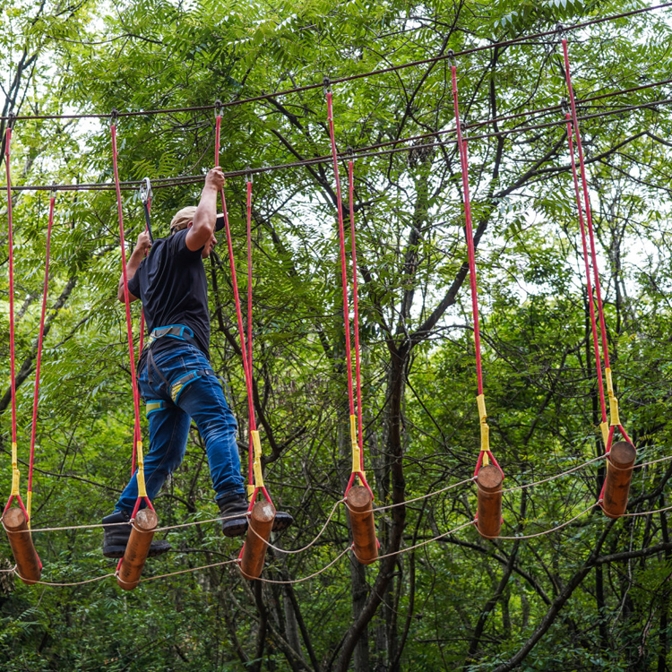 丛林飞跃攀爬架攀爬绳网丛林穿越生产厂家攀岩墙
