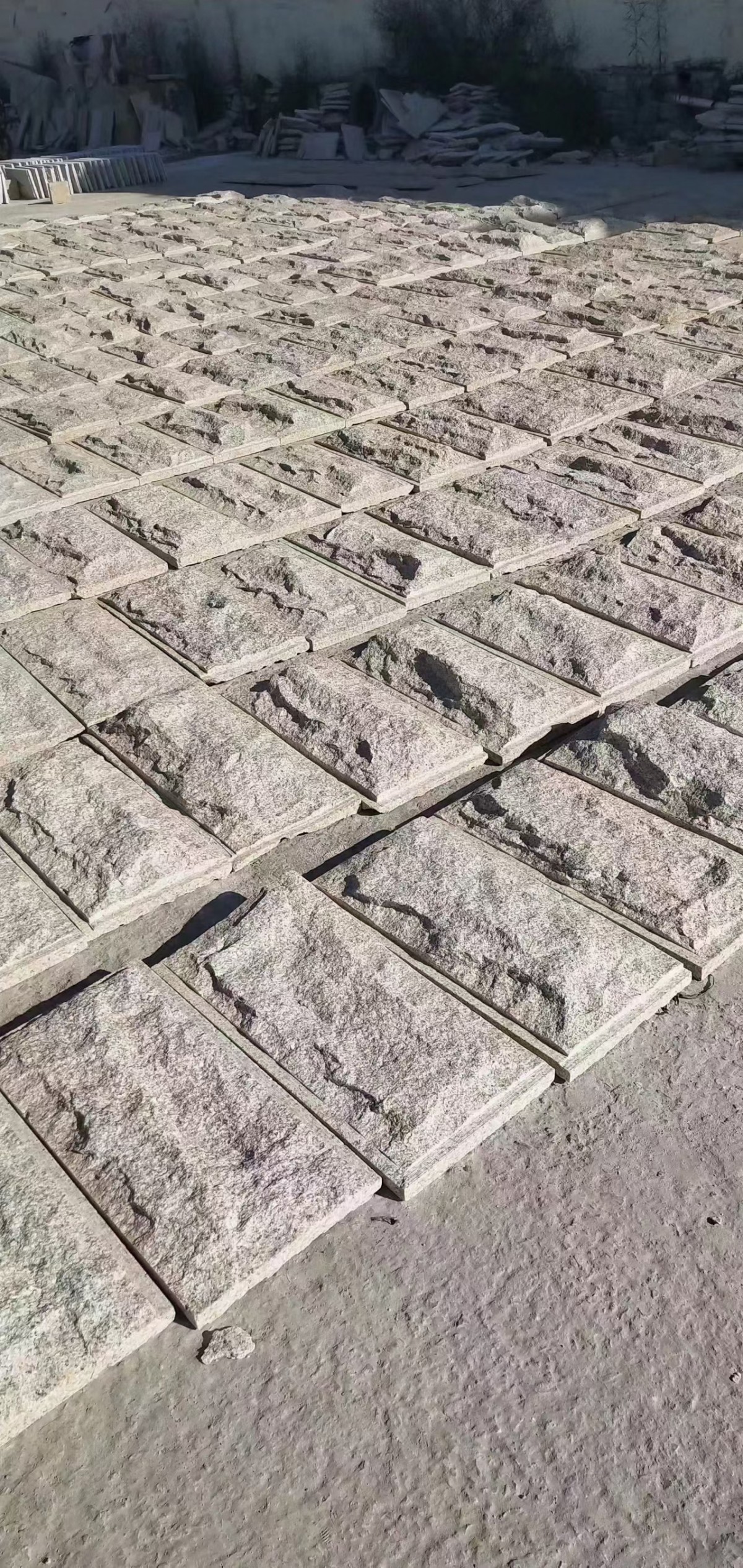 厂家直销手工打造天然蘑菇石自然面石材芝麻黑蘑菇石弹石