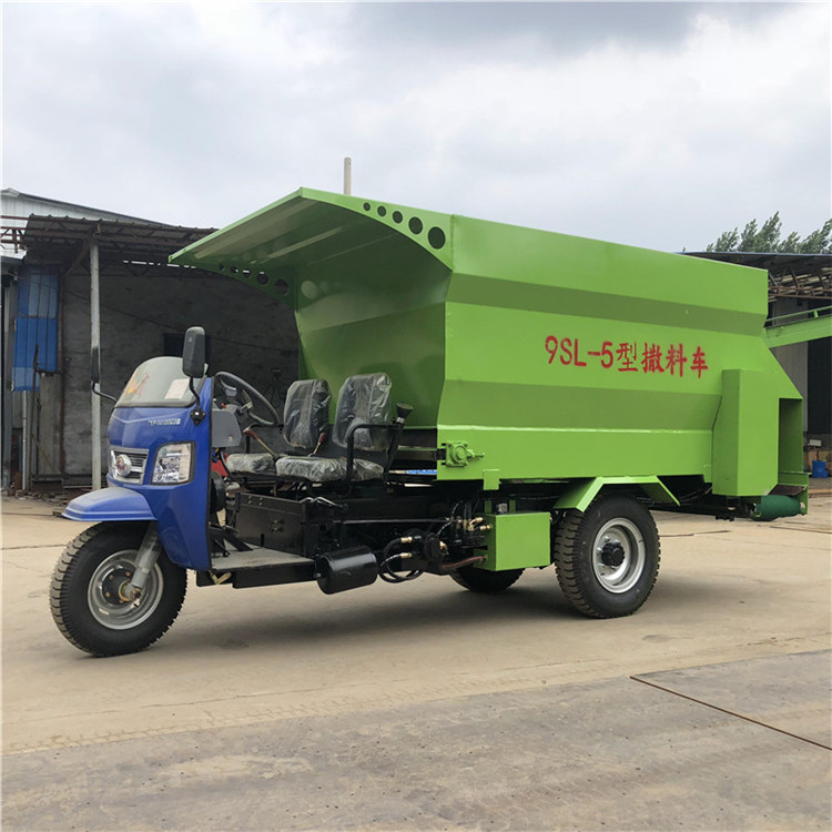 Cattle and Sheep Feeding Truck, Electric Start Three-Wheel Feeding Truck, Elevated Discharge Hopper Spreading Truck