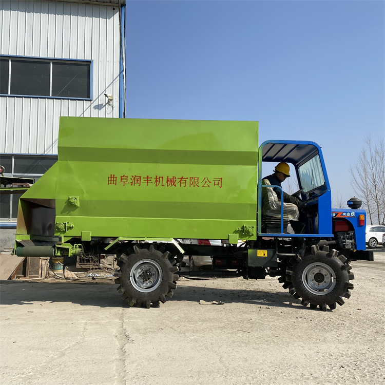 Feeding Trucks for Fattening Cows, Sheep and Goat Sheds, Labor-Saving Scatter Trucks