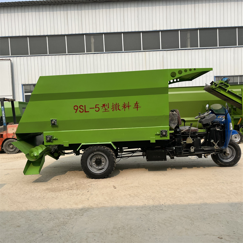 Mobile Mix Feeding Truck for Cattle, Evenly Distributed Forage Automatic Feeding Vehicle, Diesel Chassis Feed Spreading Truck