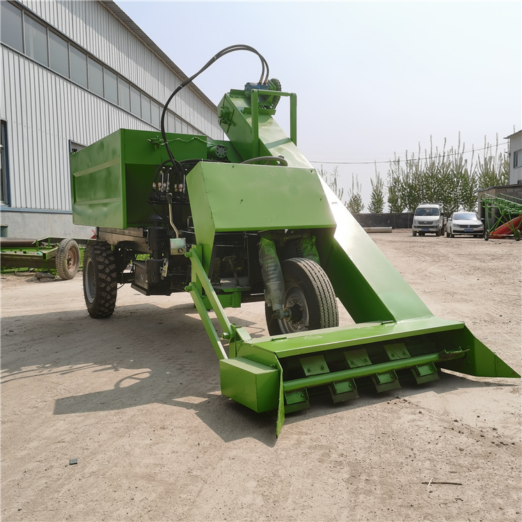Four-Wheel Automatic Manure Spreader for Dairy Farms, Dump Truck for Manure Disposal, Manure Collection Vehicle for Livestock Farms