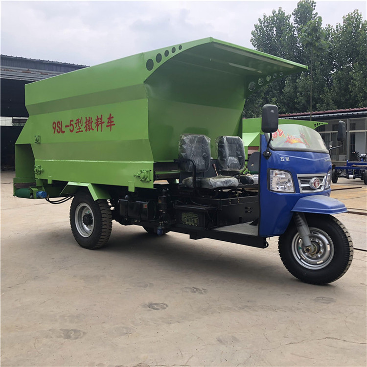 Small Three-Wheeled Spreader for Pasture, Mobile Feeding Cart for Cattle Shed, Self-Propelled Feeding Truck for Cattle and Sheep