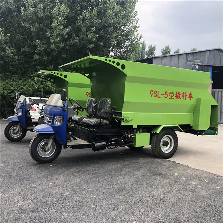 Cattle Feeding Blender Sprayer, Compact Electric Feeding Cart, Spiral Discharge Feeding Cart