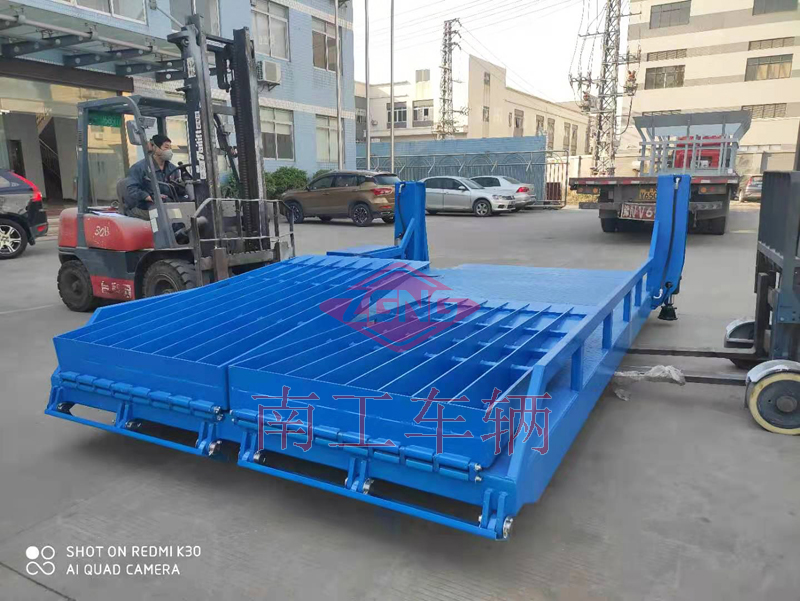非标订制8吨移动式登车桥