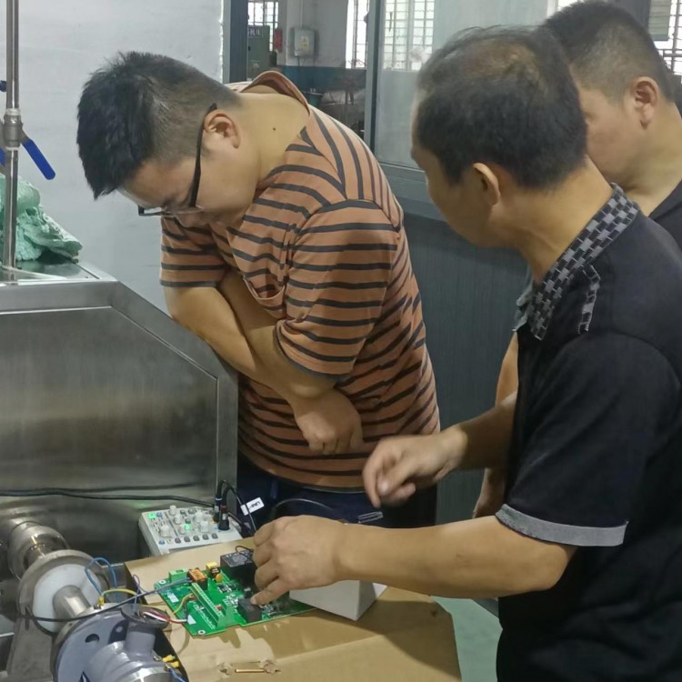 技术人员研发控制系统