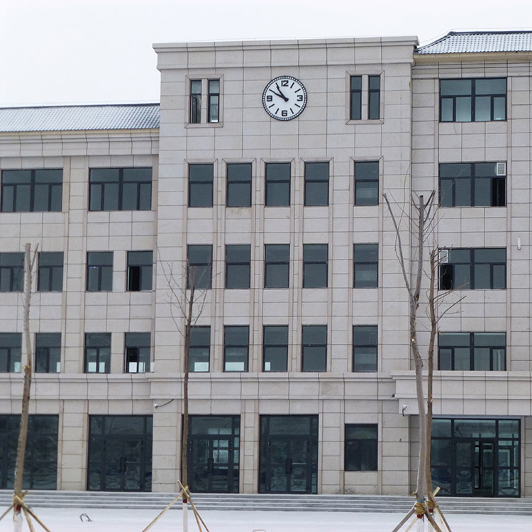 新疆塔城沙湾客运站外墙大钟