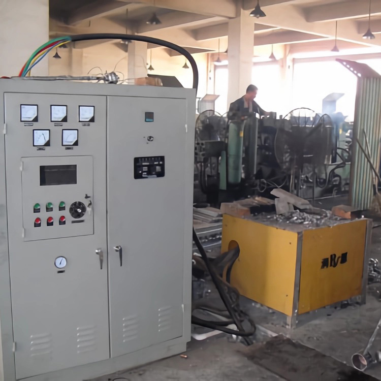 熔铝炉工作现场