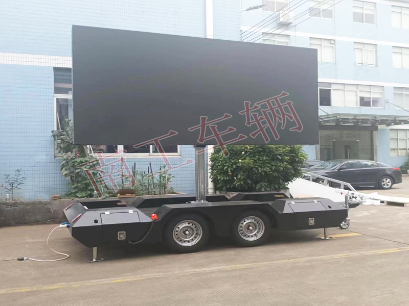 0.3吨户外LED广告拖车 带自动升降旋转功能