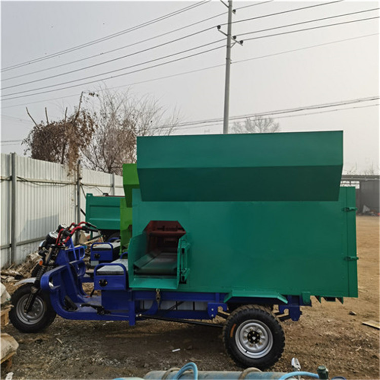 养殖场青储草料喂料车 双侧自走式撒料车