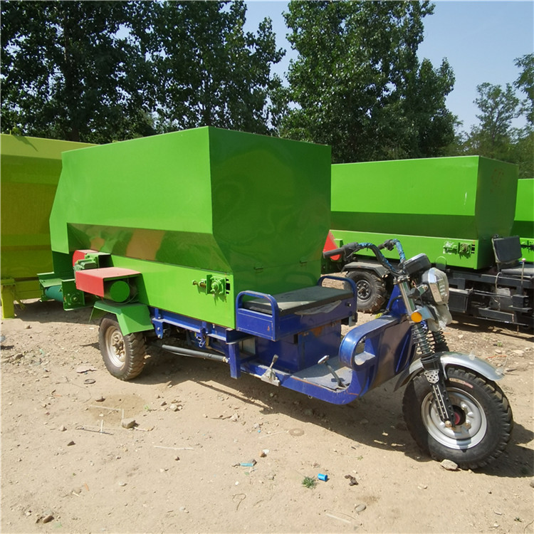 喂牛羊电动小型饲料车 自走式撒料车