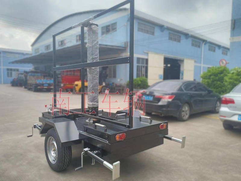 0.5吨简易型LED广告拖车 带液压升降工具拖车