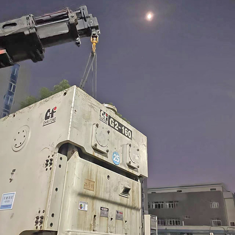 Large machinery hoisting