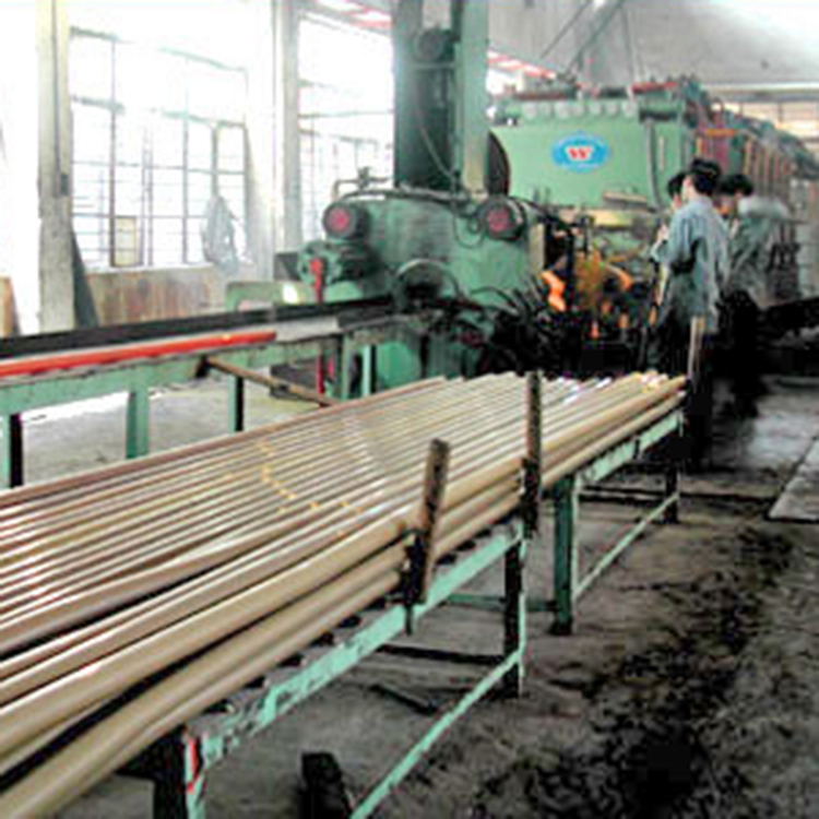 铜管材挤压现场