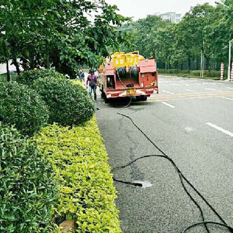 高压车疏通下水道