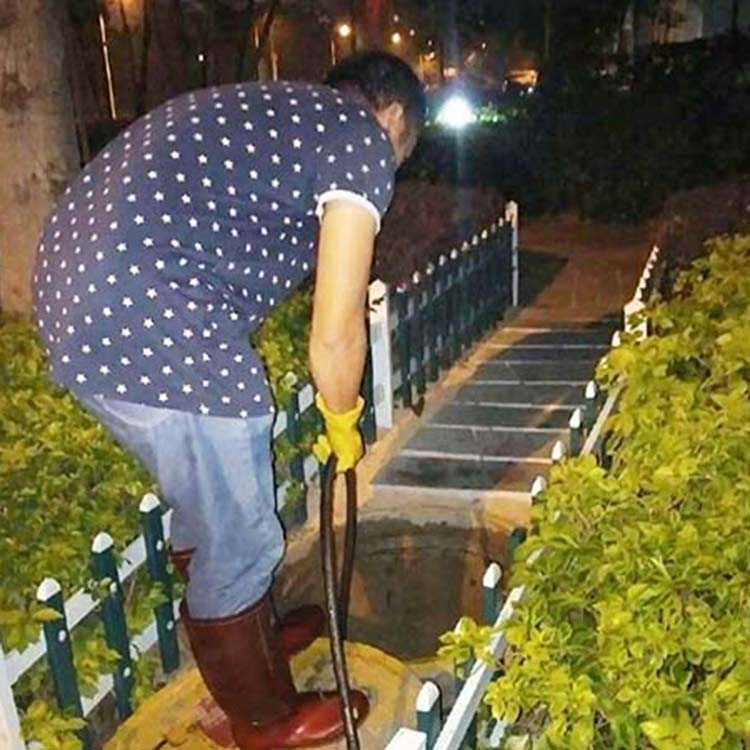 高压车疏通下水道