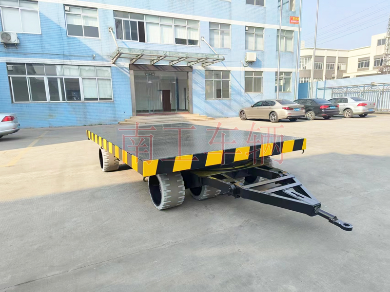 30吨重型平板拖车，叉车牵引重型工具拖车