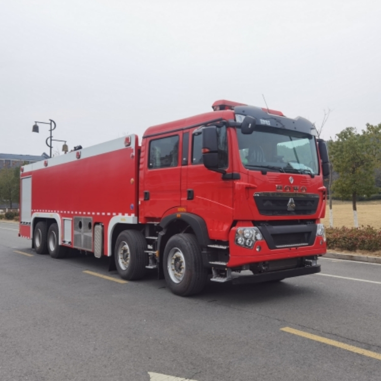 重汽豪沃25吨水罐消防车