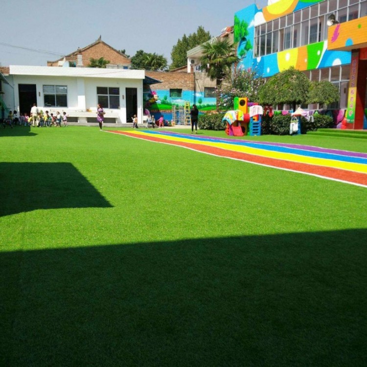 幼儿园草坪，幼儿园假草坪，幼儿园装饰草坪，幼儿园草坪翻新