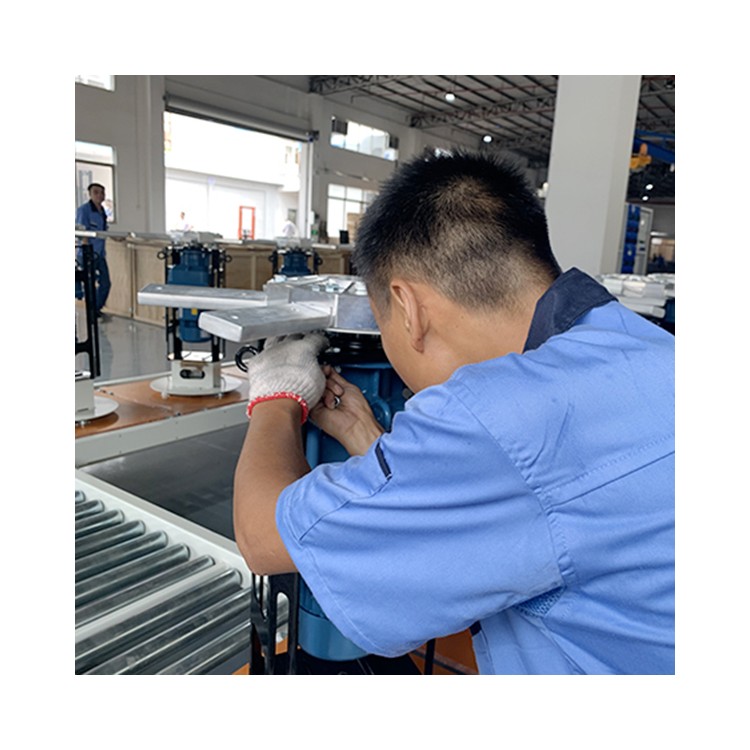 技术人员安装现场