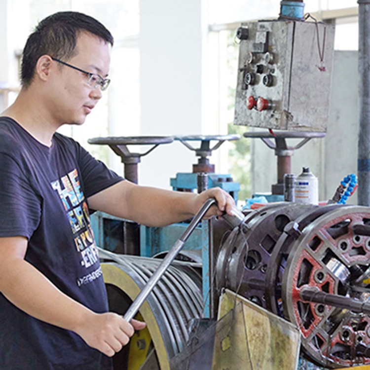 拉扎机模具调校中