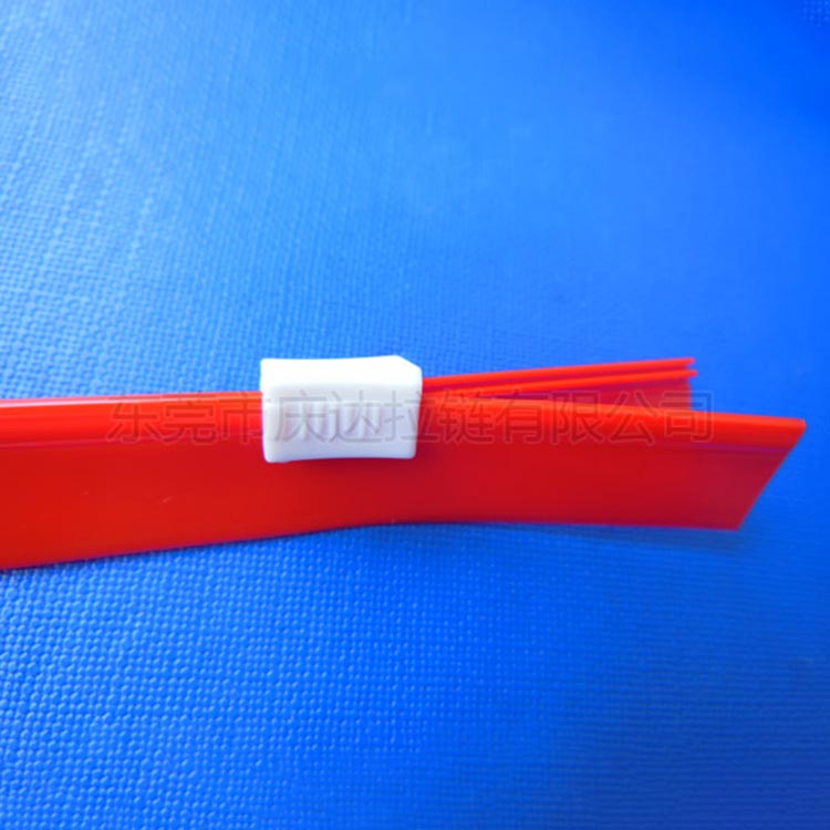 红色PVC夹式拉链