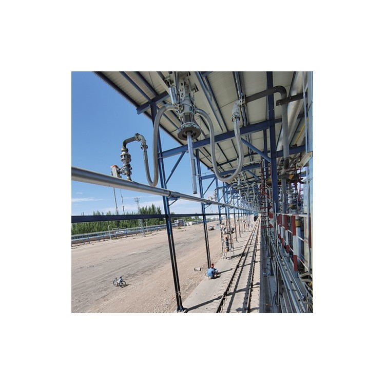 新疆塔河成品油火车自动装车现场