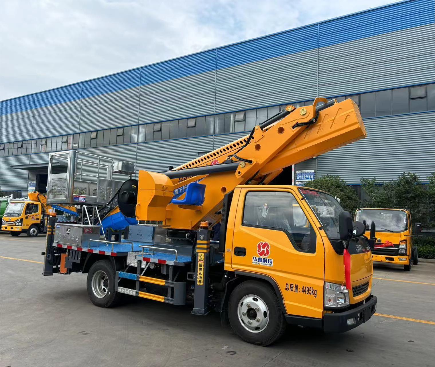 江铃新款33米高空作业车 上蓝牌