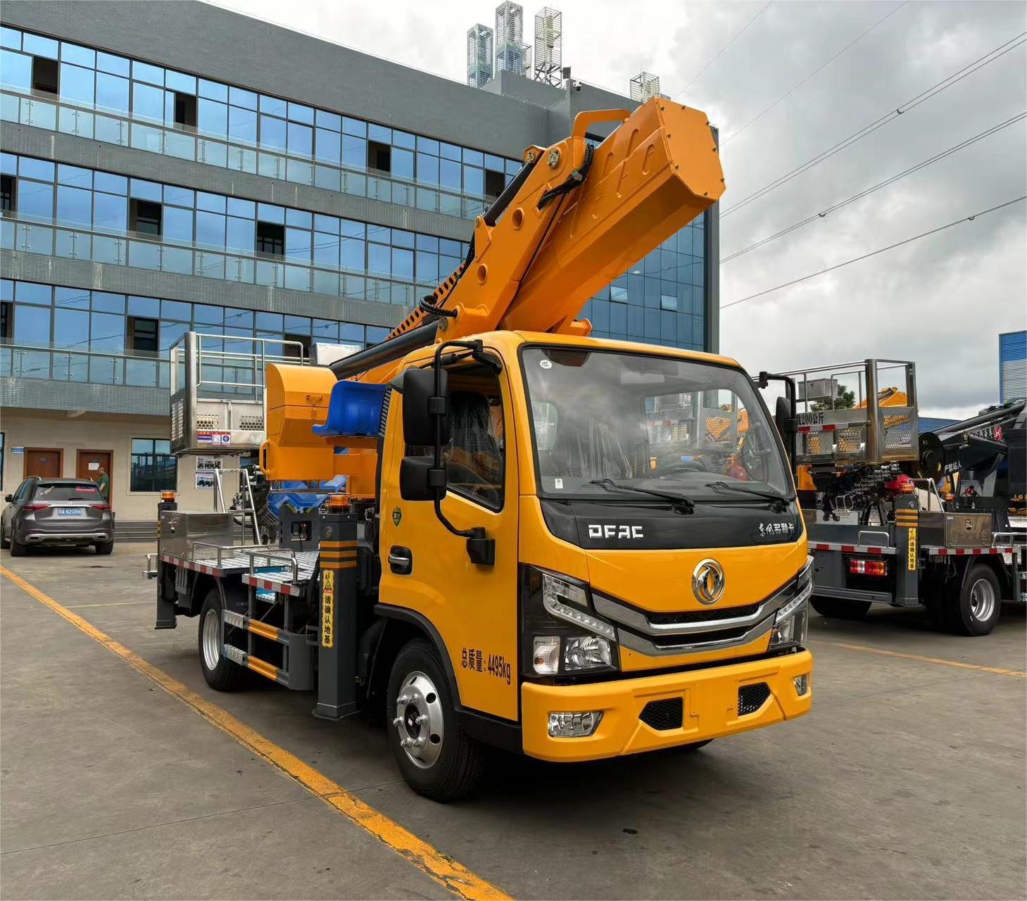 东风多利卡蓝牌33米高空作业车