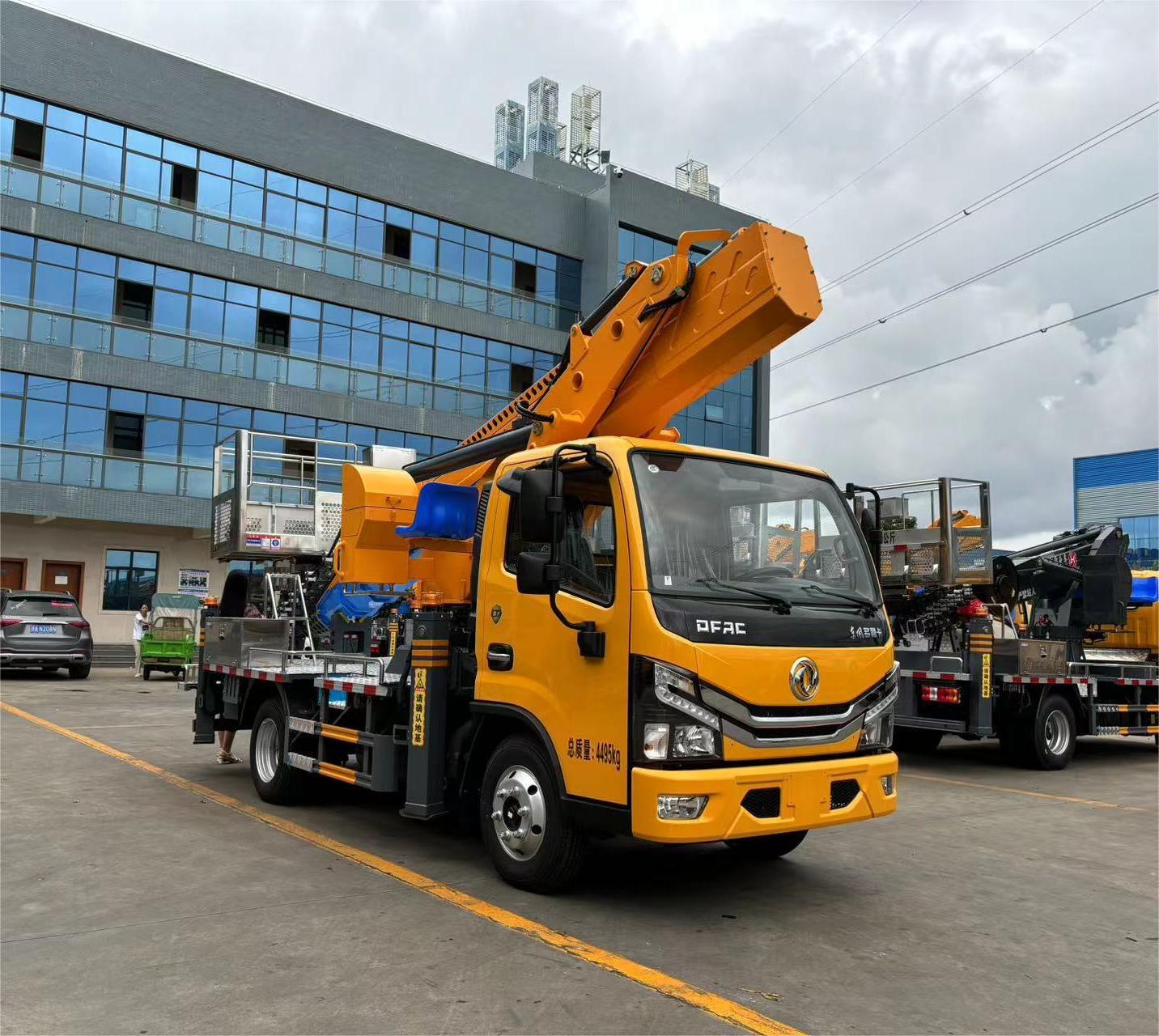 东风多利卡33米高空作业车 上蓝牌