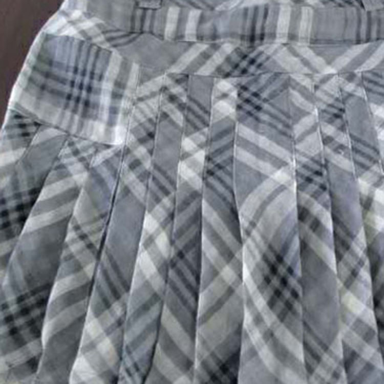 Folding processing of children's clothing