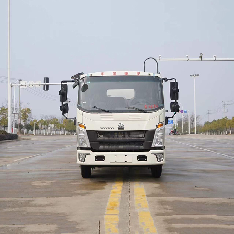 重汽豪沃蓝牌7方洒水车自动焊接罐体寿命长多功能水车