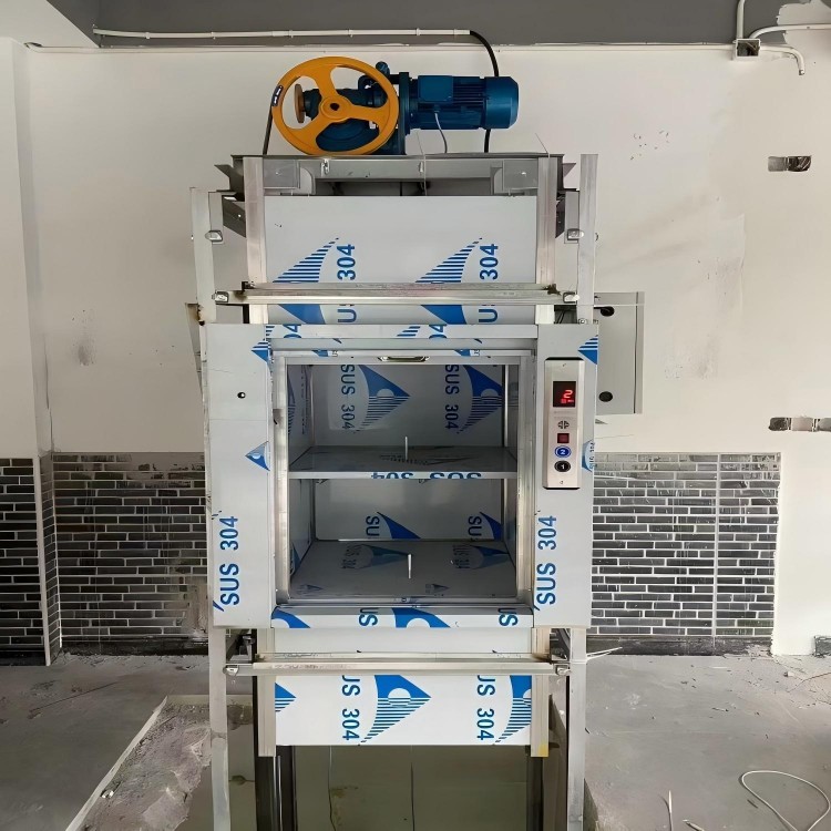 东诚餐梯高效平稳运行