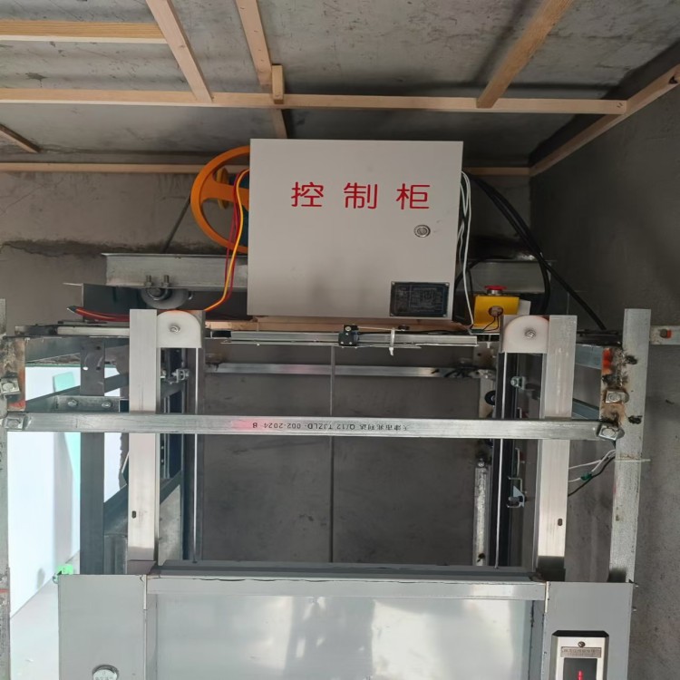 餐梯安装施工现场