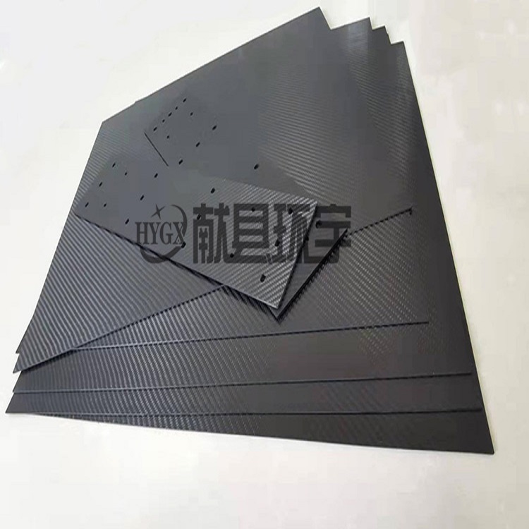 Flame-retardant, high-temperature-resistant, and high-strength carbon plate