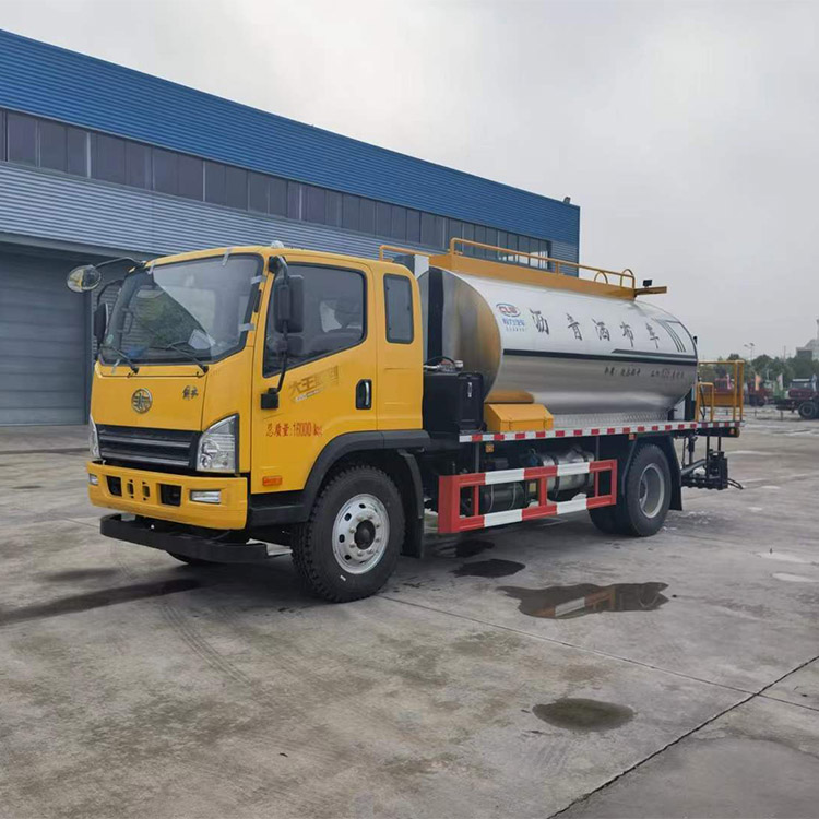 9方解放沥青洒布车