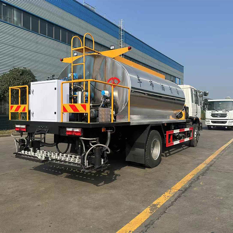 11.5方程力出口沥青洒布车