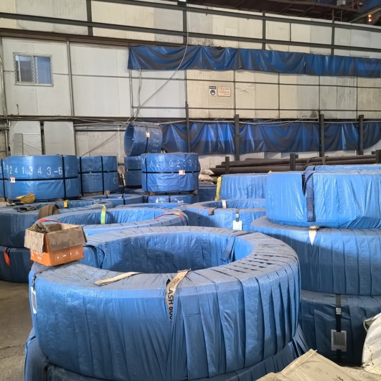 预应力无粘结钢绞线带皮钢绞线厂家现货仓库