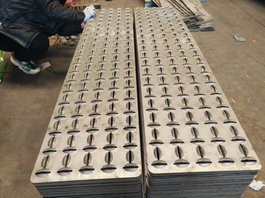 冲孔防滑板的生产工艺及用途
